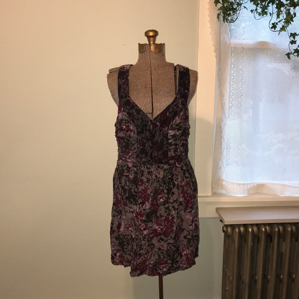 Short dress with vintage vibe, lace, cut out sides